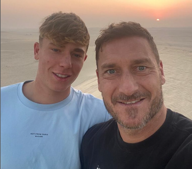 프란체스코 토티(오른쪽)의 아들 크리스티안(왼쪽)이 20세의 나이로 은퇴를 선언했다. 월드클래스 공격형 미드필더였던 아버지와 달리 하부리그를 전전하다 이른 나이에 축구화를 벗었다. 사진출처│크리스티안 토티 인스타그램