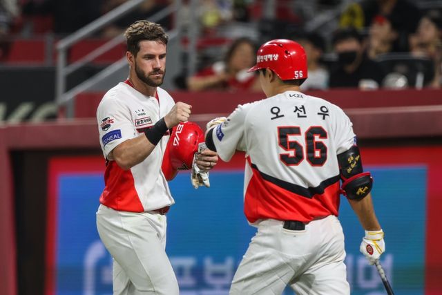 KIA 위즈덤(왼쪽)은 시즌 초반 리그 적응과 부상 등 여러 어려움을 딛고 홈런 행진을 이어가고 있다. 팀 전반기 외국인 타자 최다 홈런 기록도 눈앞에 두고 있다. 사진제공｜KIA 타이거즈