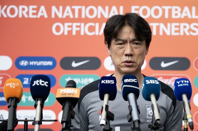 E-1 챔피언십을 앞둔 축구국가대표팀 홍명보 감독이 3일 성남종합운동장에서 진행된 첫 소집훈련에 앞서 대회에 대한 목표와 1년 앞으로 다가온 북중미월드컵 본선에 대한 철저한 대비를 약속했다. 사진제공｜대한축구협회