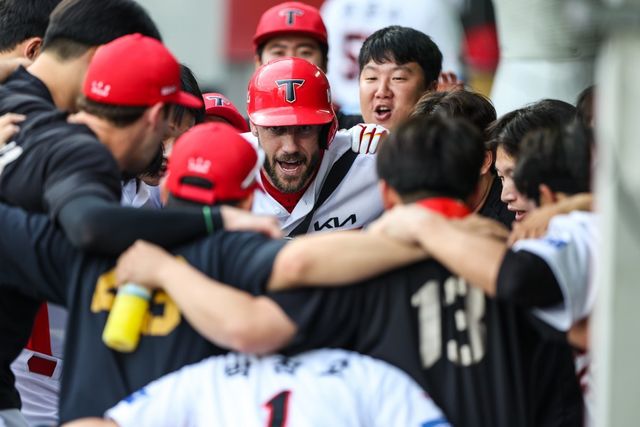 KIA 위즈덤(가운데)은 시즌 초반 리그 적응과 부상 등 여러 어려움을 딛고 홈런 행진을 이어가고 있다. 팀 전반기 외국인 타자 최다 홈런 기록도 눈앞에 두고 있다. 사진제공｜KIA 타이거즈