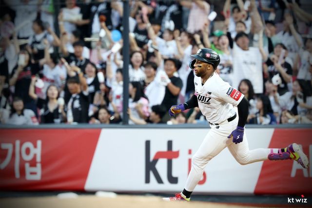 KT 멜 로하스 주니어가 3일 수원KT위즈파크에서 열린 키움과 홈경기 5회말 좌월 2점홈런을 날리며 역대 외국인타자 통산 최다 175홈런을 달성했다. 사진제공｜KT 위즈