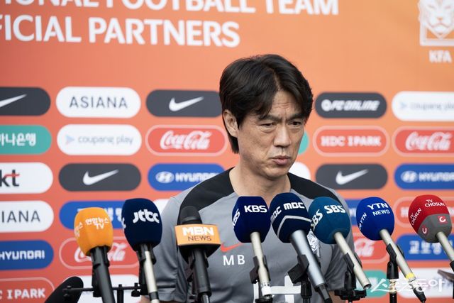 축구국가대표팀 홍명보 감독이 3일 성남종합운동장에서 진행된 첫 소집훈련에 앞서 대회에 대한 각오를 전하고 있다. 사진제공｜대한축구협회