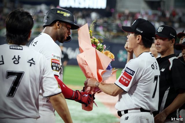KT 멜 로하스 주니어(왼쪽)가 3일 수원KT위즈파크에서 열린 키움과 홈경기 5회말 1사 1루서 좌월 2점홈런으로 역대 외국인타자 통산 최다 홈런 신기록을 세운 뒤 이강철 감독에게 축하 꽃다발을 받고 있다. 사진제공｜KT 위즈