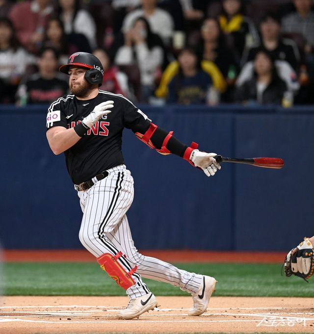 LG 오스틴 딘이 좌측 내복사근 미세손상으로 인해 3일 1군 엔트리에서 말소됐다. 1군 복귀까지는 약 4주가 필요한 것으로 알려졌다. 타선 핵심 자원인 오스틴이 1군에서 이탈하게 되면서 LG는 초대형 악재를 마주하게 됐다. 스포츠동아DB