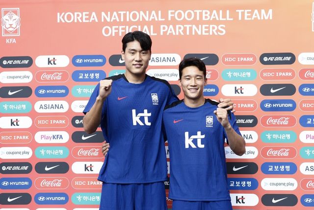 E-1 챔피언십을 앞둔 축구국가대표팀 이태석(오른쪽)과 소속팀 포항 동료인 이호재가 3일 성남종합운동장에서 진행된 훈련에 앞서 파이팅 포즈를 취하고 있다. 사진제공｜대한축구협회