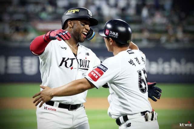 KT 멜 로하스 주니어(왼쪽)가 3일 수원KT위즈파크에서 열린 키움과 홈경기 5회말 1사 1루서 좌월 2점홈런으로 역대 외국인타자 통산 최다 홈런 신기록을 세운 뒤 박경수 QC·주루코치와 포옹하고 있다. 사진제공｜KT 위즈