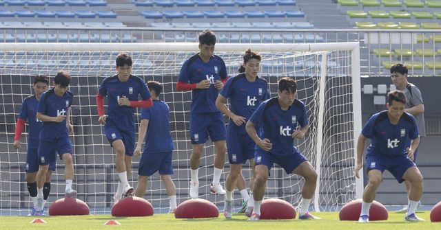 E-1 챔피언십을 앞둔 축구국가대표팀이 3일 성남종합운동장에서 가볍게 몸을 풀고 있다. 성남｜뉴시스