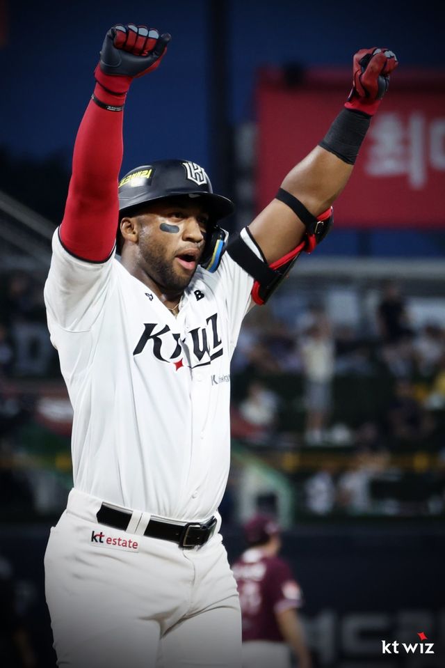 KT 멜 로하스 주니어가 3일 수원KT위즈파크에서 열린 키움과 홈경기 5회말 1사 1루서 좌월 2점홈런으로 역대 외국인타자 통산 최다 홈런 신기록을 세운 뒤 두 팔을 번쩍 들어 올렸다. 사진제공｜KT 위즈