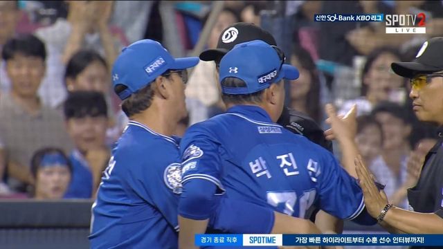 삼성 박진만 감독(가운데)이 2일 잠실 두산전 7회말 김재환 타석 때 체크스윙 판정에 대해 3루심에게 항의하고 있다. 사진출처｜Tving 중계화면 캡처