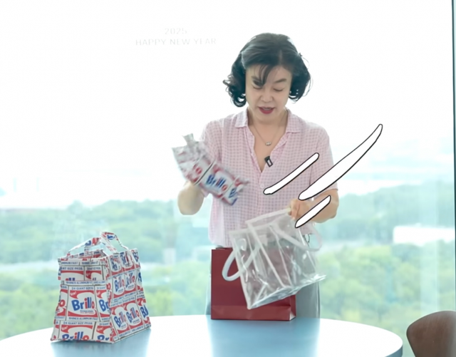 올여름 필수 액세서리로 꼽히는 투명 백. 최화정이 투명 백 안에 또 다른 가방을 넣어 다양한 매력을 알려주고 있는 모습. 사진출처 | 최화정 유튜브