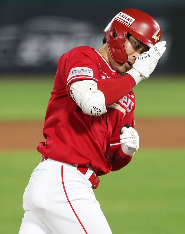 SSG 한유섬은 2일 광주 KIA와 원정경기에서 4번타자 우익수로 선발출전해 2타수 2안타 1홈런 2타점으로 활약했다. 6월 5홈런으로 뜨거웠던 그는 7월에도 홈런 행진에 시동을 걸었다. 사진제공｜SSG 랜더스