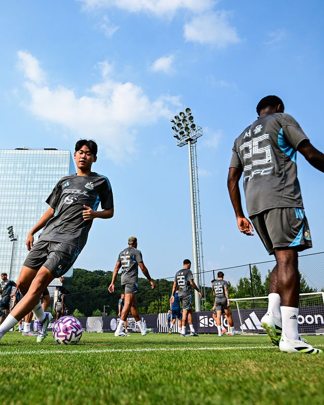 뉴캐슬 박승수(왼쪽)가 30일 수원월드컵경기장에서 열린 팀 K리그전을 하루 앞두고 진행된 공식 훈련에서 몸을 풀고 있다. 박승수는 팀 K리그전에서 후반 36분 투입돼 10분가량 경기장을 누비며 뉴캐슬 데뷔전을 치렀다. 사진출처｜뉴캐슬 페이스북