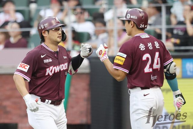 키움 임지열(왼쪽)은 30일 인천 SSG와 원정경기에서 2번타자 좌익수로 선발출전해 6타수 1안타 1홈런 3타점 1득점을 기록했다. 경기 초반 리드를 벌리는 홈런포와 10회말 실점을 막는 빼어난 수비를 펼쳐 눈길을 끌었다. 사진제공｜키움 히어로즈