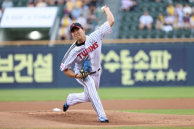 LG 손주영이 30일 잠실구장에서 열린 KT전에 선발로 등판해 힘차게 공을 던지고 있다. 손주영은 이날 7이닝 6안타 무4사구 2탈삼진 무실점 호투로 팀의 5-0 승리를 이끌었다. 약 두 달 만에 다시 7이닝을 소화하며 토종 에이스의 위용을 자랑했다. 사진제공｜LG 트윈스