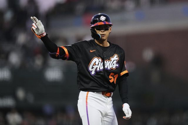 샌프란시스코 이정후는 30일(한국시간) 펜웨이파크에서 열린 ‘2025 MLB’ 피츠버그와 홈경기에서 7번타자 중견수로 선발출전해 3타수 무안타에 그쳤다. 팀은 5연패로 승률 5할 붕괴와 PO 경쟁에서 밀려날 위기에 처했다.｜AP뉴시스