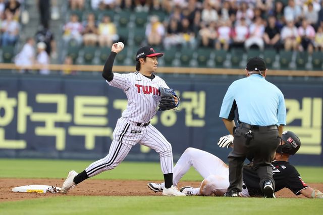 LG 신민재(왼쪽). 사진제공｜LG 트윈스