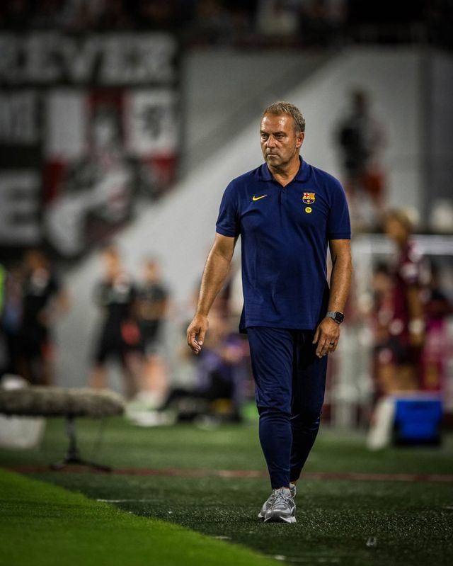 바르셀로나 한지 플릭 감독이 27일 노에비어 스타디움에서 열린 일본 J리그 비셀 고베와 프리시즌 친선경기에서 선수들을 독려하고 있다. 사진출처｜FC바르셀로나 페이스북