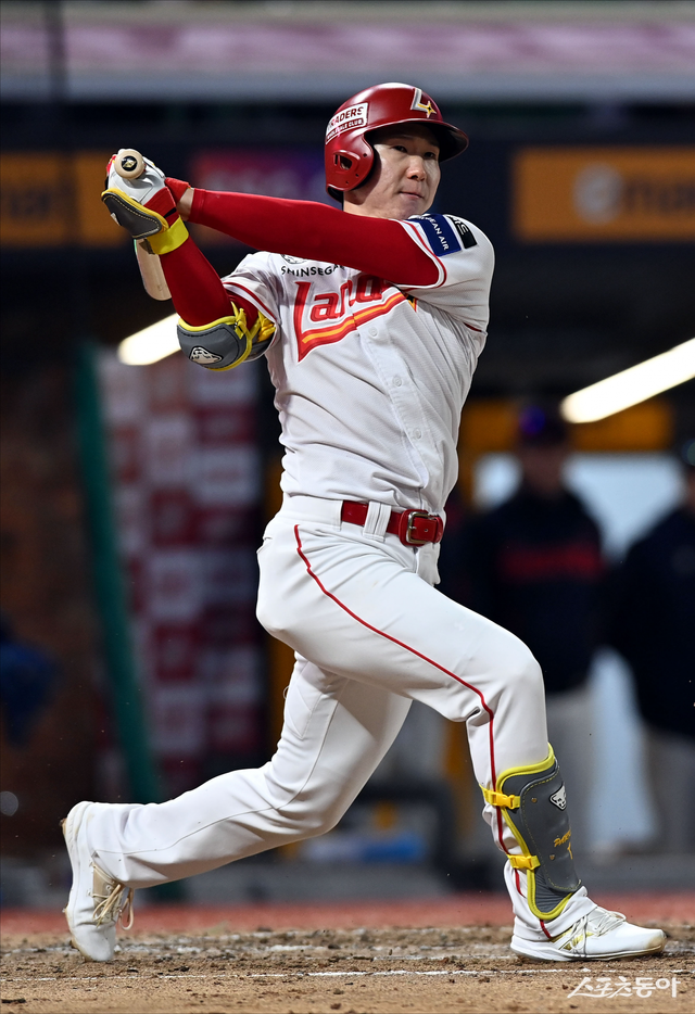 SSG 박성한, LG 신민재는 올 시즌 KBO리그에서 투수를 힘들게 만드는 타자로 손꼽힌다. 박성한은 타석 당 4.58구를 이끌어냈고, 신민재는 헛스윙 비율이 3.3%에 불과하다. 뛰어난 선구안과 콘택트 능력으로도 투수를 괴롭힐 수 있다는 의미다. 스포츠동아 DB