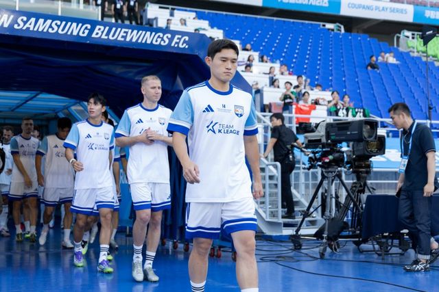 ‘팀 K리그’가 30일 오후 8시 수원월드컵경기장에서 열릴 뉴캐슬과 ‘2025 쿠팡플레이 시리즈’ 1경기에서 변형 스리백을 구사할 것으로 보인다. 수비진은 박진섭, 공격진은 이동경(사진 앞)이 키플레이어로 지목된다. 전날(29일) 같은 장소에서 열린 훈련에서 경기장에 입장하는 선수들. 사진제공│쿠팡플레이