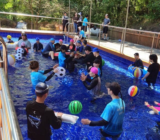 안산영웅시대 봉사자들이 ‘어린양의집’ 이용자들과 ‘첨벙첨벙 물놀이’ 프로그램을 진행하고 있다. (안산연웅시대 제공)