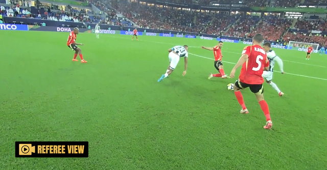 IFAB가 31일(한국시간) 바디캠의 사용을 전 세계대회로 확대하는 시험 운영을 승인했다. 사진은 FIFA가 예시로 든 심판 바디캠 화면으로 심판의 몸에 카메라를 부착해 중계화면에 송출한다. 사진출처│스카이스포츠 홈페이지