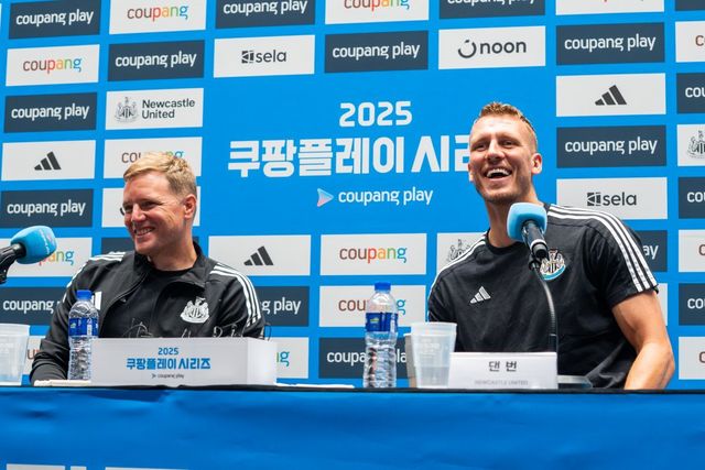 뉴캐슬은 ‘팀 K리그’와 30일 수원월드컵경기장에서 ‘2025 쿠팡플레이 시리즈’ 1경기를 치르게 돼 눈길을 모은다. 2021년 10월 사우디 국부 펀드가 구단을 인수한 뒤 1조 원 이상 투자한 덕분에 연일 상종가를 치고 있다. 29일 서울 여의도 IFC에서 ‘2025 쿠팡플레이 시리즈’ 기자회견에 참석한 하우 감독(왼쪽)과 번. 사진제공│쿠팡플레이