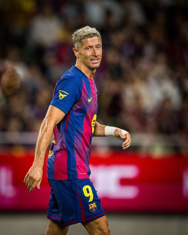 FC바르셀로나 한지 플릭 감독은 30일 포시즌스 호텔 서울에서 진행된 아시아 투어 공식기자회견에서 주축들을 최대한 투입하겠다고 약속했다. 폴란드 출신의 베테랑 스트라이커 로베르트 레반도프스키도 출전할 전망이다. 사진출처｜FC바르셀로나 페이스북