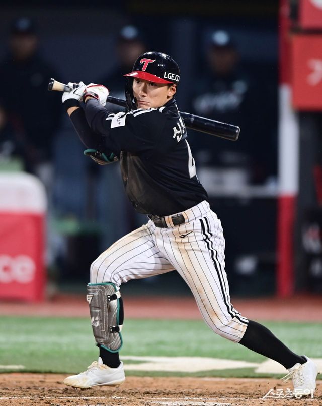 SSG 박성한, LG 신민재는 올 시즌 KBO리그에서 투수를 힘들게 만드는 타자로 손꼽힌다. 박성한은 타석 당 4.58구를 이끌어냈고, 신민재는 헛스윙 비율이 3.3%에 불과하다. 뛰어난 선구안과 콘택트 능력으로도&nbsp;투수를 괴롭힐 수 있다는 의미다. 스포츠동아 DB