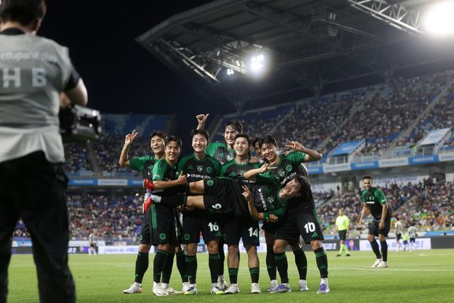 팀 K리그 김진규(가운데)가 30일 수원월드컵경기장에서 진행 중인 뉴캐슬과 ‘2025 쿠팡플레이 시리즈’ 1경기에서 전반 36분 선제골을 터트린 뒤 동료들과 기뻐하고 있다. 팀 K리그가 1-0으로 앞선 채 전반을 마쳤다. 사진제공│한국프로축구연맹