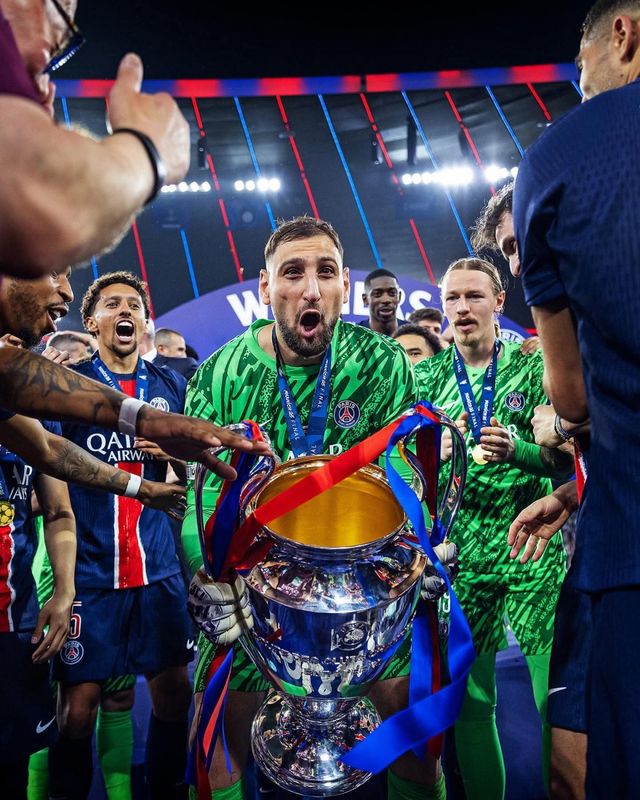 PSG ‘슈퍼 골리’ 지안루이지 돈나룸마(가운데)가 5월 UEFA 챔피언스리그를 제패한 뒤 우승 트로피를 들어보이며 기뻐하고 있다. 사진출처｜PSG 페이스북