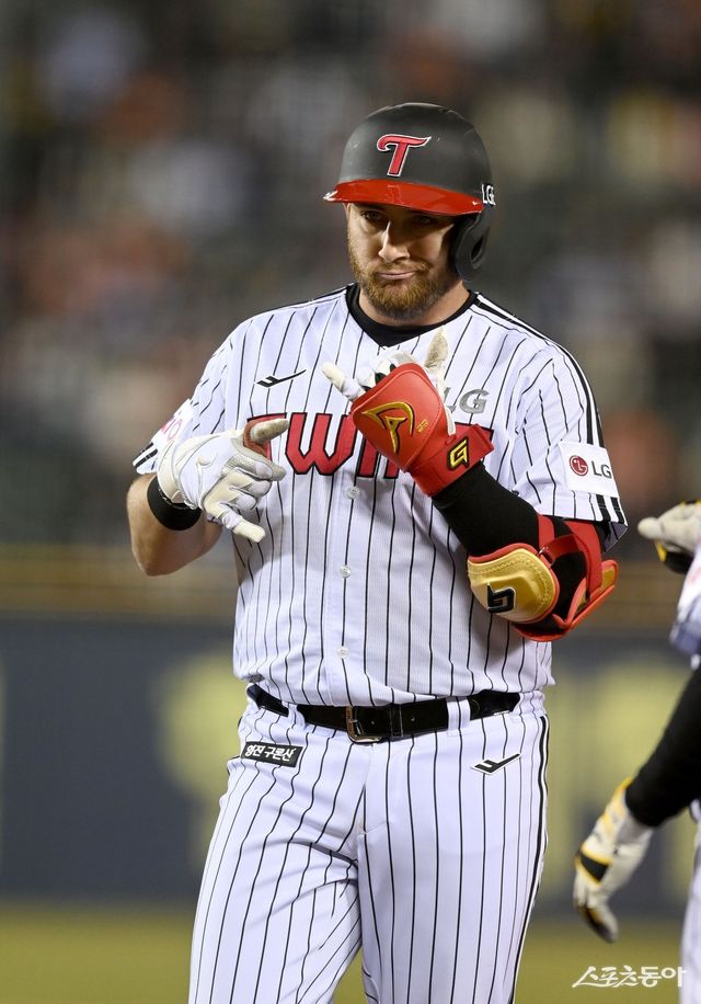 LG 오스틴 딘이 병원 재검진에서 근육 손상 부위가 완전히 붙었다는 소견을 받았다. LG 염경엽 감독은 30일 잠실구장에서 “오스틴은 다음주에 1군에 복귀할 것”이라고 말했다. 오스틴은 30일부터 배팅 훈련도 다시 시작했다. 스포츠동아DB