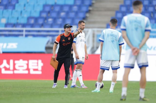 이정효 감독이 29일 수원월드컵경기장에서 진행된 팀 K리그 오픈 트레이닝에서 선수들에게 열성적으로 지시하고 있다. 사진제공｜한국프로축구연맹