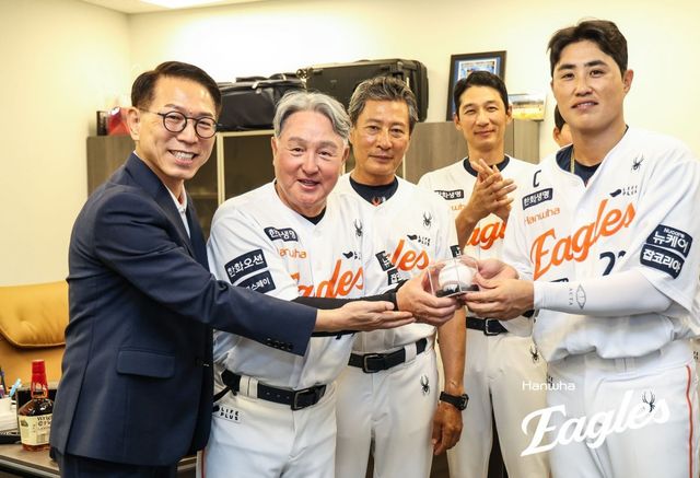 한화 김경문 감독(왼쪽에서 2번째)이 30일 대전 삼성전에서 부임 이후 100승째를 거둔 뒤 박종태 한화 구단 대표이사, 양승관 수석코치, 추승우 주루코치, 주장 채은성(왼쪽부터)과 함께 기념촬영을 하고 있다. 사진제공｜한화 이글스