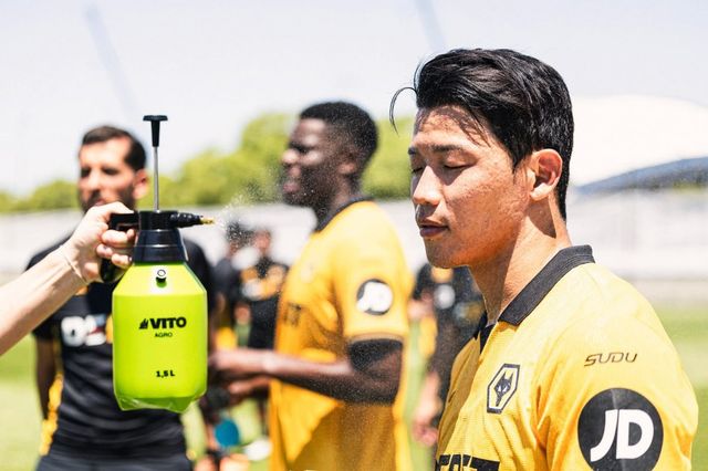 울버햄턴 황희찬(오른쪽)이 프리시즌 훈련 도중 물을 맞으며 더위를 식히고 있다. 울버햄턴 소식을 주로 다루는 ‘몰리뉴 뉴스’는 30일(한국시간) 황희찬의 잔류 가능성이 높아졌다고 보도해 눈길을 끌었다. 사진출처｜울버햄턴 원더러스 페이스북