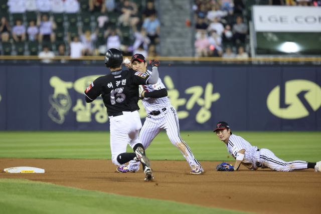 LG 신민재(오른쪽)와 오지환(가운데)이 30일 잠실구장에서 열린 KT전 6회초 수비에서 병살타를 만들고 있다. 신민재는 슬라이딩 캐치를 통해 타자주자 배정대의 타구를 잡은 뒤 글러브 토스로 오지환에게 공을 넘겨 선행주자 허경민을 2루에서 잡아냈다. 사진제공｜LG 트윈스