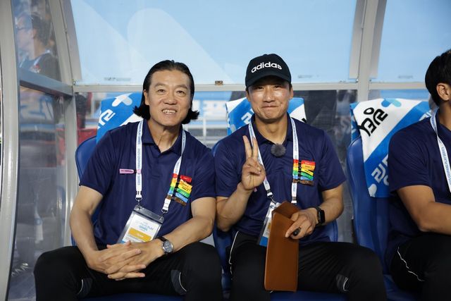 팀 K리그 감독직을 맡은 울산 HD 김판곤 감독(왼쪽)과 코치직을 수행한 광주FC 이정효 감독. 사진제공｜한국프로축구연맹