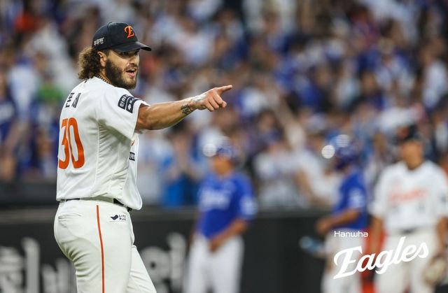 한화 폰세는 올 시즌 21경기에서 13승무패, ERA 1.68, 184탈삼진을 기록하며 이 부문 선두에 올라있다. 그뿐 아니라 개막 후 선발 최다연승, 단일시즌 최다 탈삼진, 15년만의 규정이닝 1점대 ERA 등 KBO리그 기록에도 도전하고 있어 앞으로 행보에 관심이 쏠린다. 사진제공｜한화 이글스
