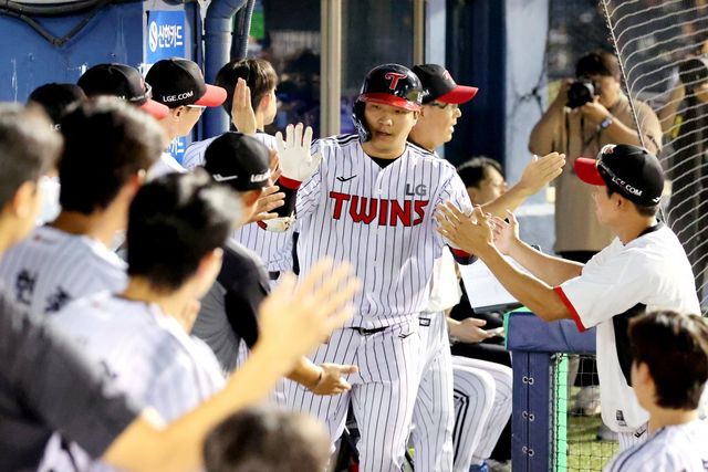 LG 문보경(가운데)은 31일 잠실 KT와 홈경기에서 4번타자 1루수로 선발출전해 5타수 4안타 2홈런 6타점 4득점을 기록했다. 이날 경기를 포함해 최근 10경기 5홈런으로 뜨거운 타격감을 선보였다. 사진제공｜LG 트윈스