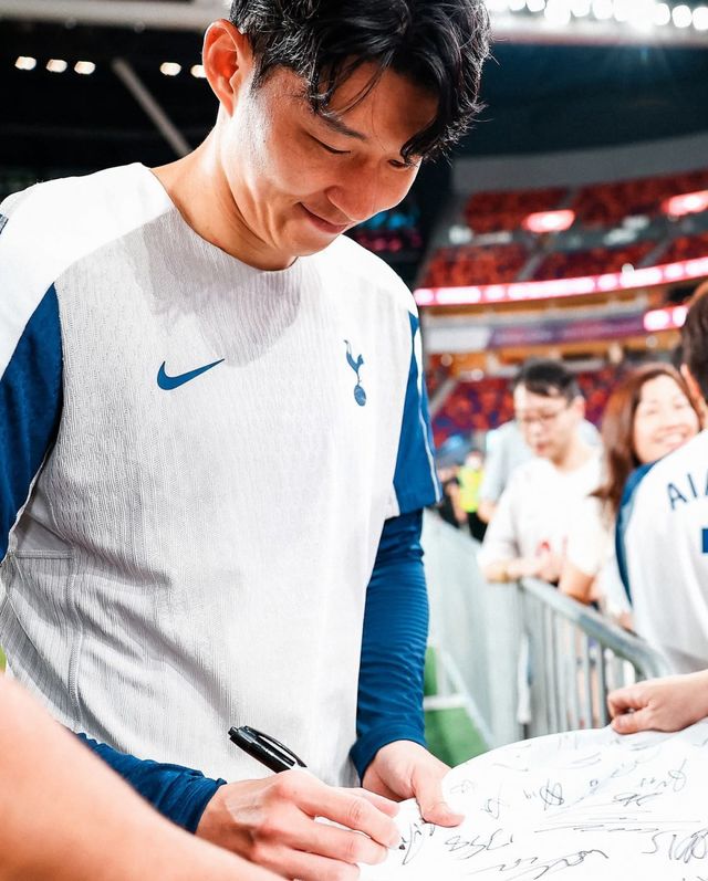 토트넘 손흥민이 소속팀의 프리시즌 홍콩 투어에서 사인을 요청한 현지 팬들의 요구에 흔쾌히 응하며 활짝 웃고 있다. 사진출처｜토트넘 홋스퍼 페이스북