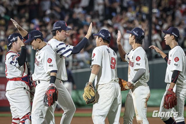 롯데는 올 시즌 10개 구단 중 가장 적은 52개의 홈런을 쳐냈다. 그러나 득점권에서 보여준 집중력과 타격 정확도를 앞세워 득점력을 높인 덕분에 3위를 질주 중이다. 사진제공｜롯데 자이언츠