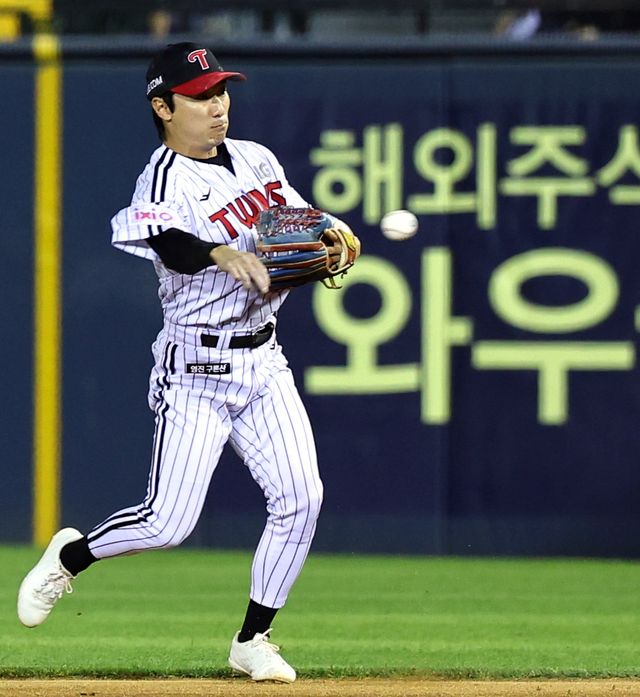 LG 신민재는 올 시즌 중반 슬럼프를 이겨내고 더욱 발전해 리그 최고 2루수로 성장하고 있다.｜뉴시스