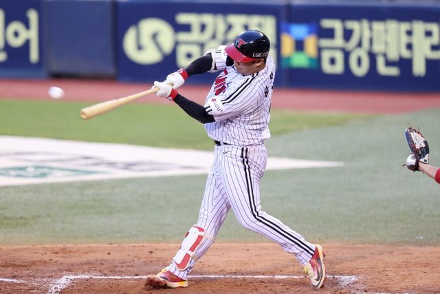 LG 문보경은 31일 잠실 KT와 홈경기에서 4번타자 1루수로 선발출전해 5타수 4안타 2홈런 6타점 4득점을 기록했다. 이날 경기를 포함해 최근 10경기 5홈런으로 뜨거운 타격감을 선보였다. 사진제공｜LG 트윈스