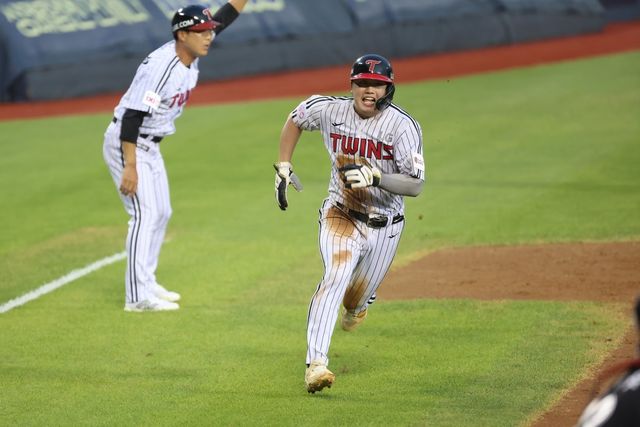 LG 손용준(사진, 오른쪽)은 31일 잠실 KT와 홈경기에서 상대 선발 헤이수스에게 헤드샷을 맞으며 교체됐다. 사진제공｜LG 트윈스