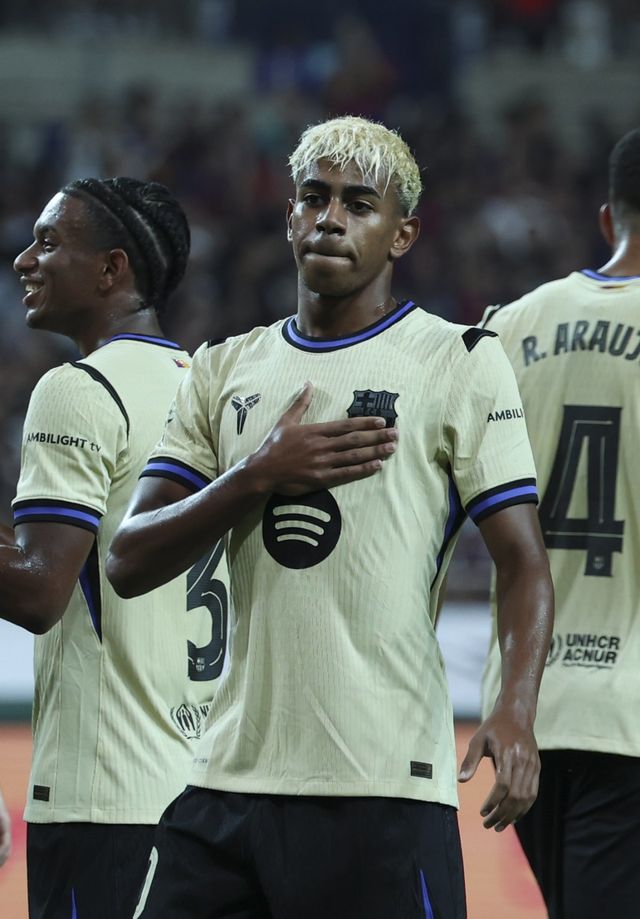 30일 서울월드컵경기장에서 열린 바르셀로나와 서울의 ‘FC바르셀로나 2025 아시아투어 에디션’ 1경기 전반을 가장 뜨겁게 달군 스타는 야말(왼쪽)이었다. 팀이 3-2로 앞선 전반동안 3골에 모두 관여하는 존재감을 보였다. 1-0으로 밪선 전반 14분 골을 터트린 뒤 기뻐하는 모습. 상암│뉴시스