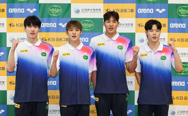 한국수영대표팀 황선우, 김우민, 김영범, 이호준은 8월1일 오후 12시49분(한국시간) 싱가포르 세계수영선수권대회 아레나에서 열릴 2025세계수영선수권대회 22일째 남자 계영 800m 예선에 출전한다(왼쪽부터). 2대회 연속 메달에 닿으려면 개인전에서 부진한 황선우와 이호준의 분발이 절실하다. 뉴시스