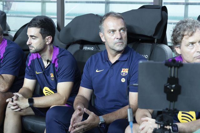 바르셀로나 한지 플릭 감독(왼쪽 2번째)이 31일 서울월드컵경기장에서 열린 서울과 프리시즌 친선경기 도중 그라운드를 바라보고 있다. 상암｜뉴시스