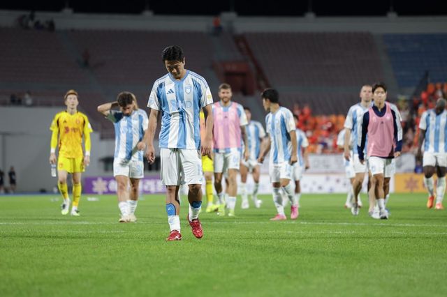 울산 선수들이 27일 강원과 원정경기에서 2-2 무승부를 거둔 뒤 아쉬워하고 있다. 사진제공｜한국프로축구연맹