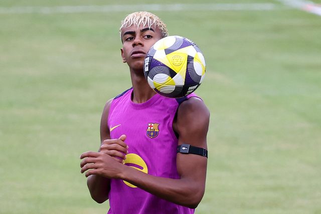 바르셀로나 야말이 31일 서울월드컵경기장에서 열릴 FC서울과 ‘FC바르셀로나 2025 아시아투어 에디션’ 1경기 선발명단에 이름을 올렸다. 한국 팬들은 ‘포스트 메시’로 평가받는 그의 선발 출전에 촉각을 기울였다. 사진은 전날(30일) 고양종합운동장에서 공 훈련을 하는 야말의 모습. 뉴시스