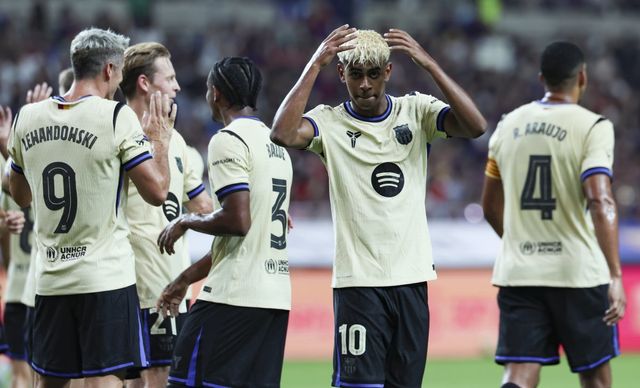 바르셀로나 라민 야말(10번)이 31일 서울월드컵경기장에서 열린 서울과의 ‘아시아투어 에디션’ 친선경기에서 1-0으로 앞선 전반 14분 추가골을 성공시킨 뒤 세리머니를 하고 있다. 상암｜뉴시스