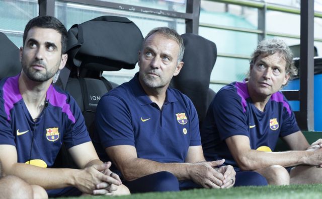 한지 플릭 바르셀로나 감독(가운데)이 31일 서울월드컵경기장에서 열린 서울과 프리시즌 ‘아시아투어 에디션’ 친선경기 도중 그라운드를 지켜보고 있다. 상암｜뉴시스